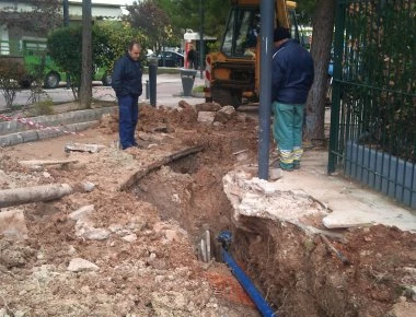 Κρήτη: Η ΔΕΥΑΗ πετάει κάδους μέσα στις τρύπες που ανοίγει στο δρόμο (φωτό)